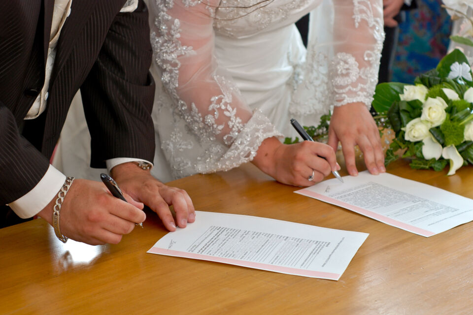 Adobe Stock - Photo d’illustration - En France, les lois matrimoniales, qu'elles soient nationales ou locales, définissent les conditions légales du mariage, incluant l'âge requis, les formalités civiles, et les droits et devoirs des époux.