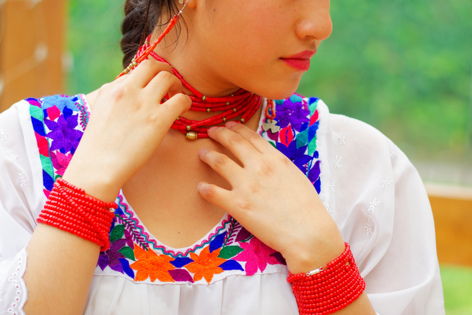 Adobe Stock - Photo illustration - Une mariée bolivienne se préparant pour les festivités du grand jour.
