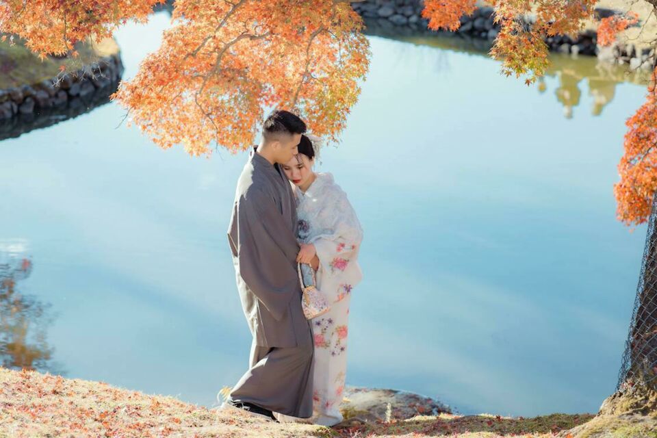 Pexels - Photo d'illustration - Jeune coupe de mariés japonais en tenues traditionnelles nuptiales. Tendrement enlacés dans un cadre naturel époustouflant, les jeunes mariés rêvent de leur avenir en commun.
