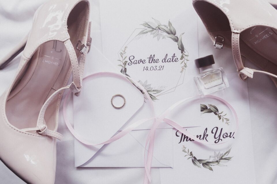 Pexels - Photo d’illustration - L'art de la calligraphie dans les invitations de mariage transforme des mots en œuvres d'élégance, ajoutant une touche personnelle et raffinée. Chaque trait délicat évoque l'amour et crée une introduction mémorable à une union exceptionnelle.