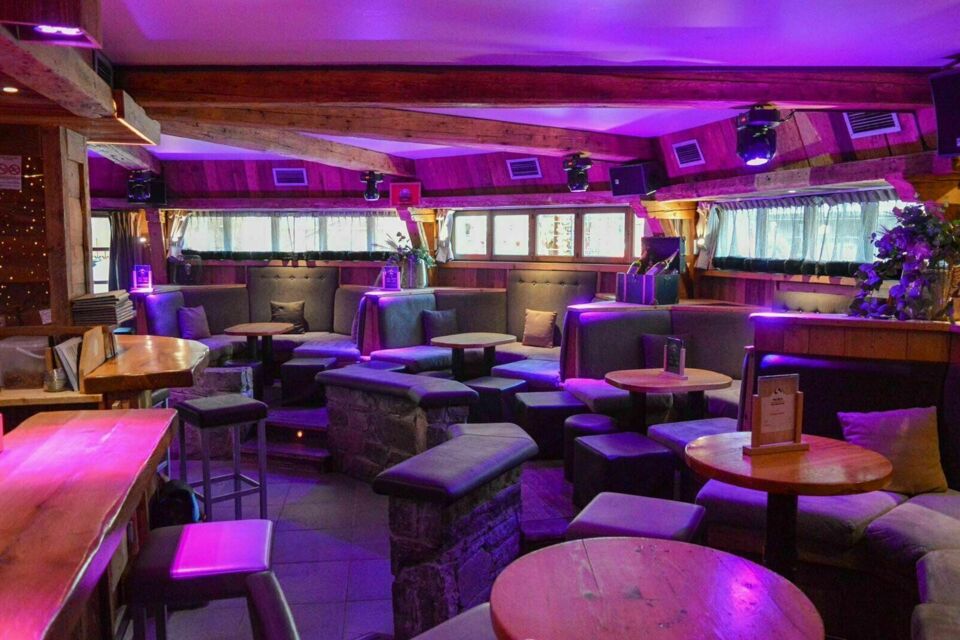 ABC Salles - Le Bachal - La Clusaz, un bar situé dans les Hautes-Alpes met à votre disposition une gamme complète d'équipements pour garantir la réussite de votre soirée speed dating.