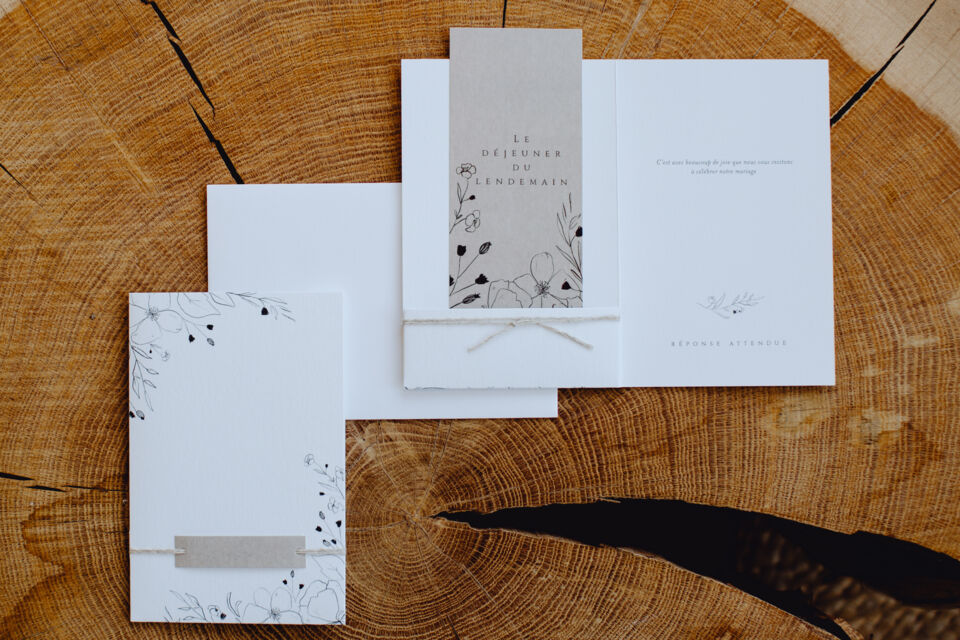 Adobe Stock - Photo d’illustration - La papeterie de mariage écoresponsable incarne l'élégance écologique, utilisant du papier recyclé, des encres respectueuses de l'environnement et des designs innovants pour célébrer l'amour tout en réduisant l'empreinte carbone.
