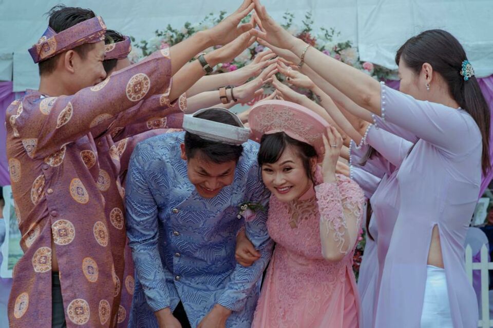 Pexels - Photo d'illustration - Un couple de jeunes mariés birmans, célèbre leur jour J selon les coutumes et les traditions du pays.
