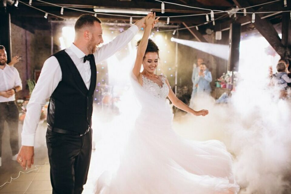 Freepik - Photo d'illustration - Jeune couple de mariés dansant une valse lors de l'ouverture du bal de leur réception. Cette danse devenue emblématique est souvent le premier choix que font les couples pour l'ouverture du bal de leur mariage.