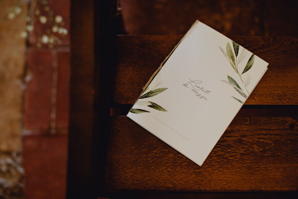 Adobe Stock - Photo d'illustration - Le livret de messe durant les mariages chrétiens permet aux invités d'avoir un œil sur le programme de la cérémonie.