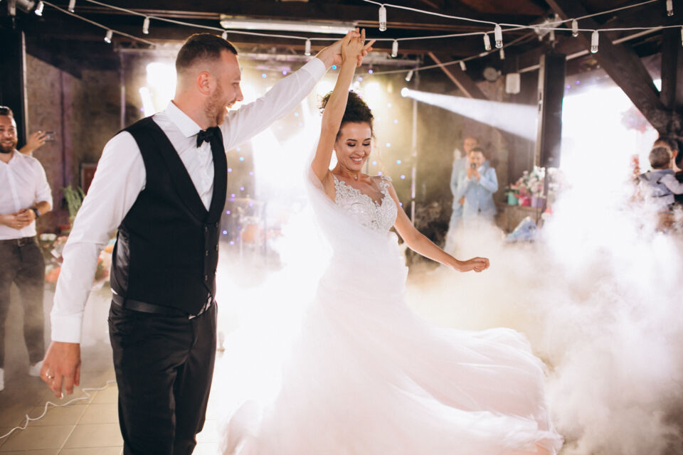 Freepik - Photo d’illustration - L'ouverture du bal de mariage débute par l'annonce du maître de cérémonie, invitant les mariés à la piste. Sur une musique choisie, le couple danse avec élégance, partageant un moment complice sous les regards bienveillants des invités