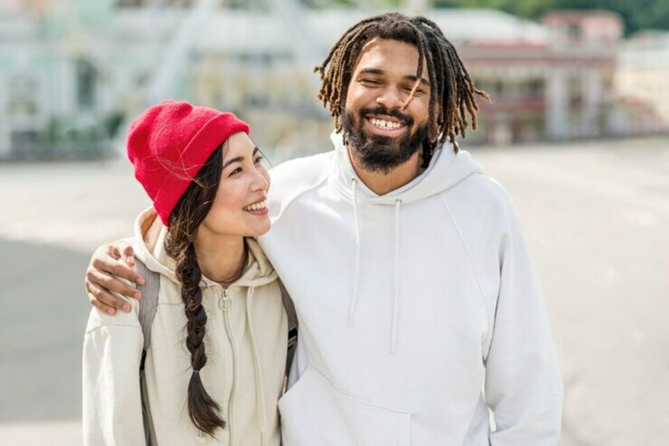Pexels - Photo d'illustration - Beaucoup de couples ignorent les limites internationales concernant la validité de leur PACS. Il est alors judicieux de bien se renseigner pour connaitre les différences sur les lois relatives au pacte civil de solidarité en dehors des frontières françaises.