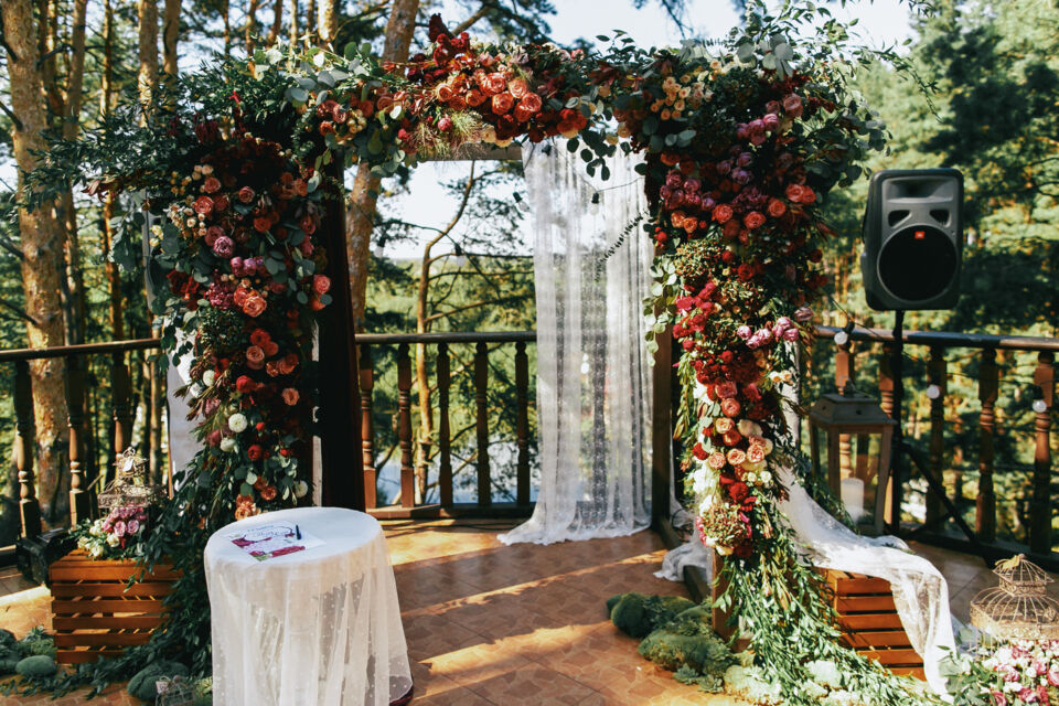 Freepik - Photo d'illustration - Décorer l'entrée d'une cérémonie de mariage ou d'une salle de réception à l'aide d'une jonchure de fleurs, c'est comme donner le coup de sifflet pour le début des festivités.