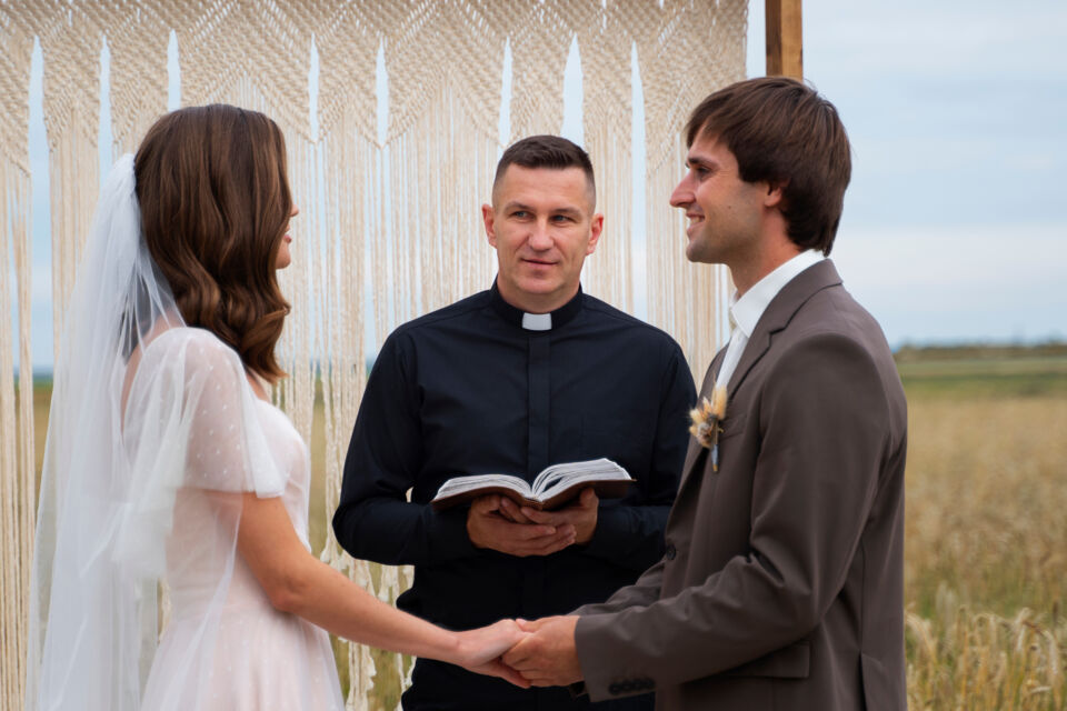 Freepik - Photo d’illustration - Les textes bibliques jouent un rôle fondamental dans un mariage religieux, en apportant une dimension spirituelle et sacrée à la cérémonie.
