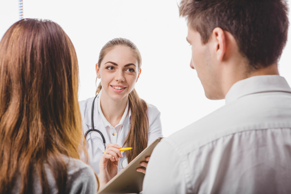 Freepik - Photo d’illustration - Un certificat prénuptial est un document délivré par un professionnel de la santé, tel qu'un médecin ou un conseiller en santé matrimoniale, avant le mariage.