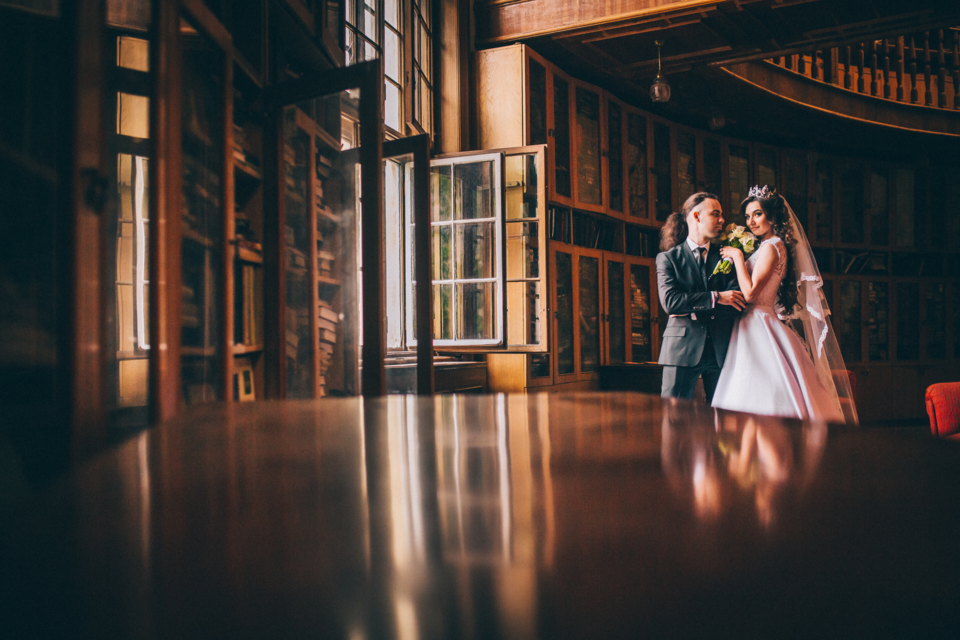 AdobeStock - Photo d'illustration - Un couple amoureux féru de lecture choisit la bibliothèque pour prononcer ses vœux.