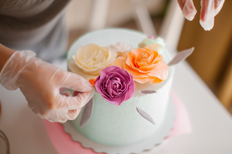 Adobe Stock - Photo d'illustration - Le cake design, de plus en plus prisé lors d'événements marquants, séduit par ses créations artistiques visant à charmer autant visuellement que gustativement, bien que subsistent des interrogations sur leurs saveurs réelle.