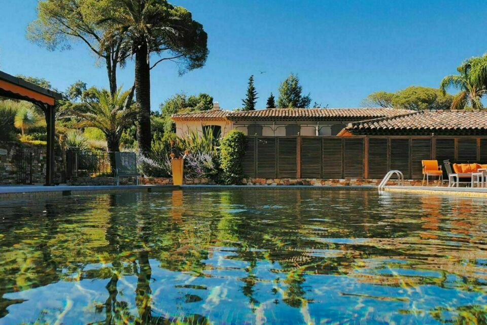 ABC Salles - Proche de la Méditerranée, La Bastide de Ramatuelle accueille dans un cadre chaleureux aussi bien des réceptions en petit qu'en grand comité. Un lieu idéal pour se ressourcer en famille.