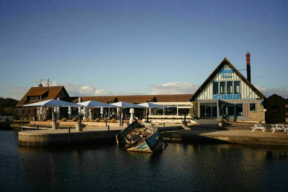 ABC Salles - La Maison Bleue porte bien son nom d'une part et d'autre part propose une immersion dans le monde du bord de mer avec toutes les commodités qui vont avec. Sans doute une adresse à retenir pour vos réceptions familiales à venir.