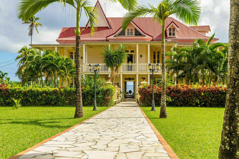 ABC Salles - Dans l'âme des Antilles Françaises, se trouve cet inoubliable Manoir du Domaine Saint Aubin. Un cadre époustouflant martiniquais propice aux retrouvailles familiales telles que les cousinades ! Un Domaine qui a tout pour plaire et profiter de l'atmosphère marine unique !