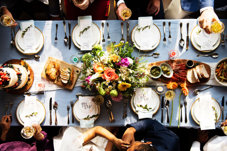 Adobe Stock - Photo d'illustration - En 2024, les organisateurs d'événements cherchent à organiser et à participer à des rassemblements authentiques en renouant avec les traditions, tant dans la nourriture que dans le choix des lieux, selon une étude récente.