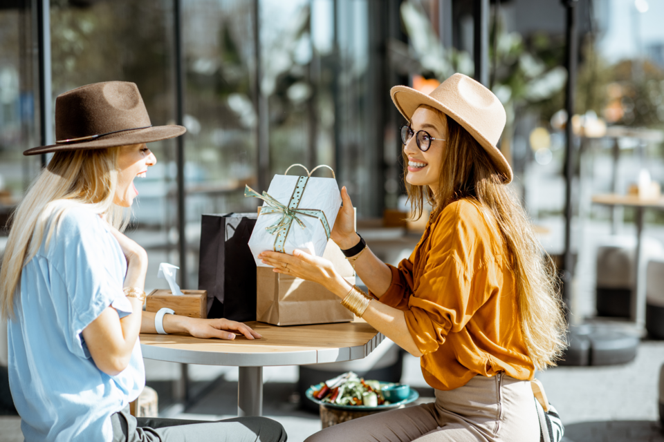 Adobe Stock - Photo d'illustrations - Remercier ses témoins de mariage oralement ne sort pas des sentiers battus. Pour marquer le coup, un cadeau symbolique sera fortement apprécié par ceux qui étaient là pour vous le jour J : vos témoins.