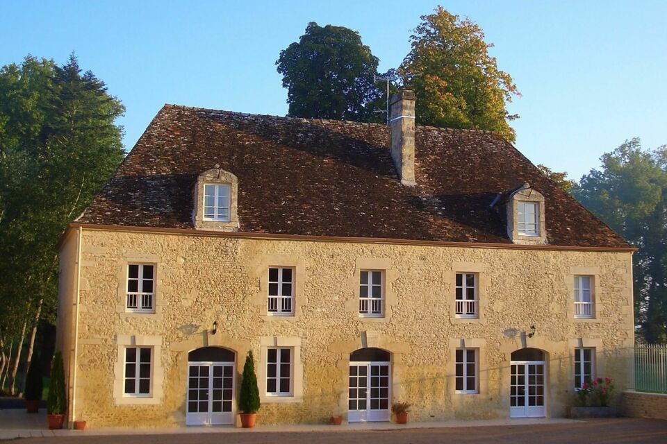 ABC Salles - Droits réservés - Lieu historique du 18e siècle, le domaine de la Tour apportera de son charme d'antan à tous vos conviviaux repas de fête.