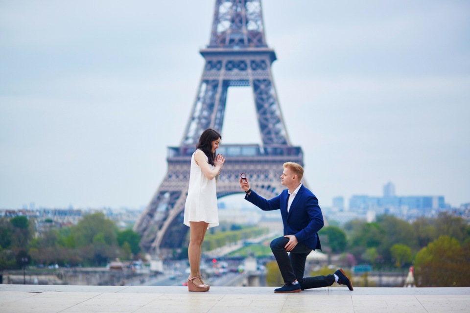 Freepik - Photo d'illustration - La Dame de fer, alias la Tour Eiffel et symbole incontesté de Paris, est le témoin de bien des scènes d'amour et de demandes en mariage. 