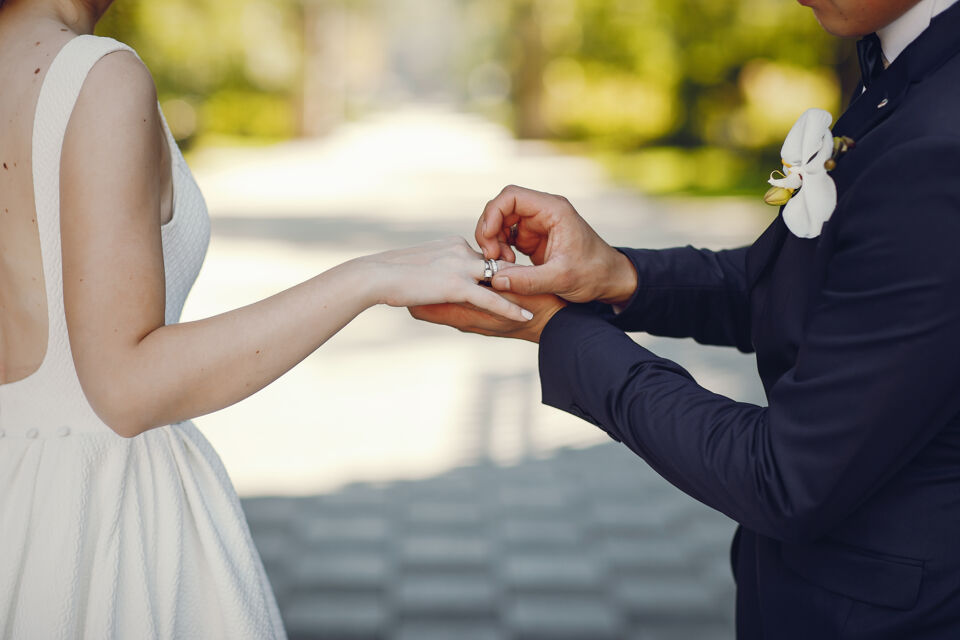 Freepik - Photo d’illustration - Le mariage, en tant qu'institution, est façonné par des obligations, conventions et traditions millénaires, scellant l'union de deux âmes dans un cadre social et légal.