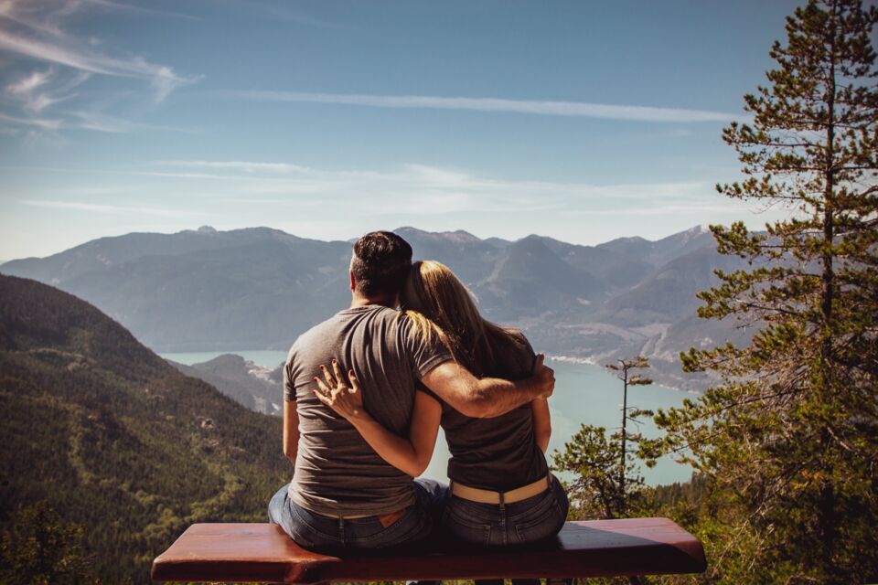 Pexels - Photo d'illustration - Originellement planifié avec minutie, le voyage de noces est aujourd'hui un moment que les jeunes mariés veulent vivre comme une aventure inédite et nimbée d'un voile de mystère. Des agences spécialisées leur permettent ainsi de vivre une expérience unique vers une destination inconnue d'eux.