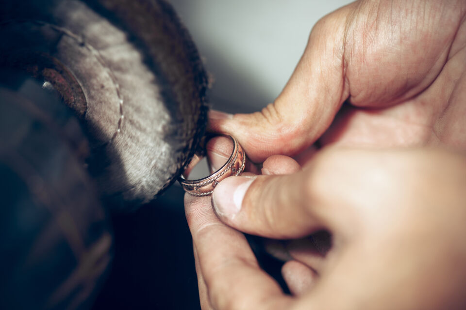 Freepik - Photo d'illustration - En quête de distinction et de personnalisation, de nombreux fiancés cherchent à fabriquer leurs bagues de mariage par leurs propres moyens.