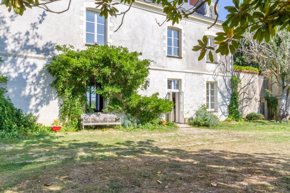 ABC Salles - Villa Pronzat, est un manoir situé à Rouans, au sein du quel vous pouvez profiter d’un cadre verdoyant et d’une atmosphère paisible.