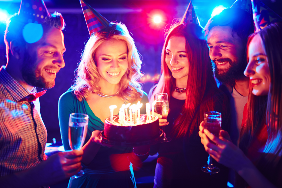Adobe Stock - Photo d'illustration - Chaque anniversaire apporte son lot d'émotions et parfois même de sentiments contradictoires. Si les anniversaires peuvent être différents selon les aléas de la vie, une chose ne devrait pas changer : être bien entouré.