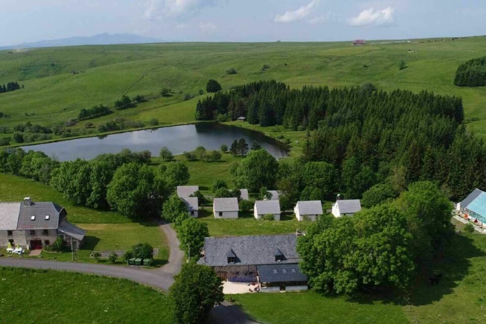 ABC Salles - Photo d'illustration - Le Lac des Estives offre une vue imprenable sur le lac, le massif du Sancy et les Monts du Cantal. Cet établissement est un véritable écrin de nature pour des rassemblements professionnels dans le calme absolu.