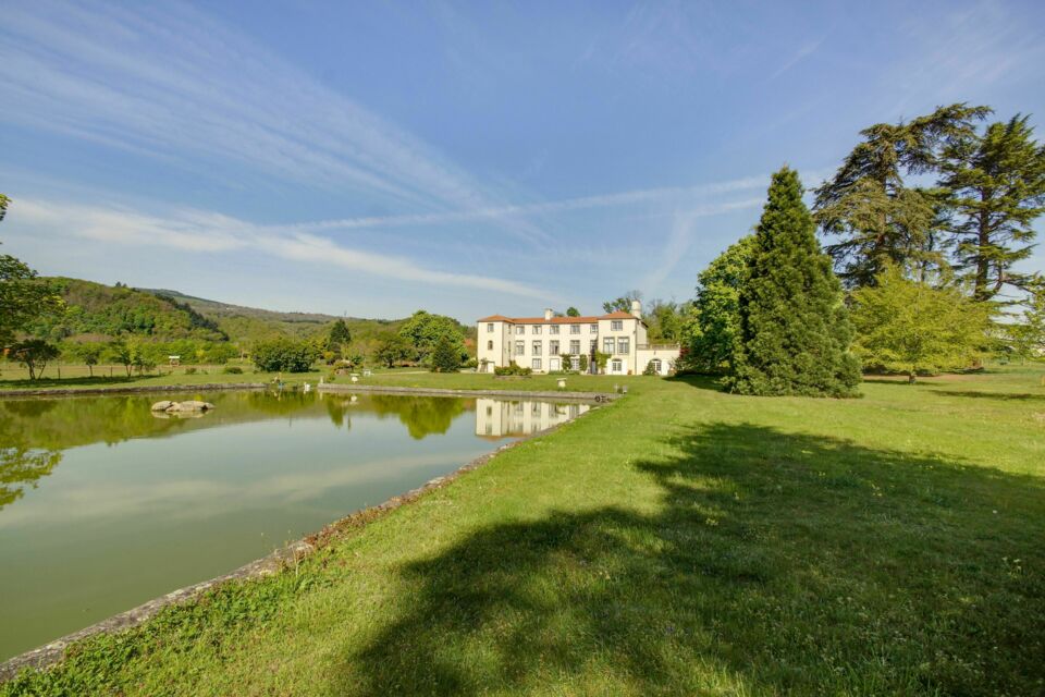 ABC Salles - Photo d'illustration - le Château de Féligonde situé à Sayat, dans le Puy-de-Dôme est un établissement de choix pour organiser une retraite silencieuse dans un cadre où la nature se veut apaisante, préservée et luxuriante.