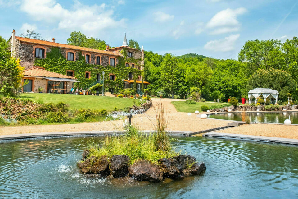 ABC Salles - Photo d'illustration - Le Domaine de la Pradat Haute, situé près du Lac d'Aydat, offre un cadre naturel, calme et serein pour une retraite silencieuse entre collaborateurs.