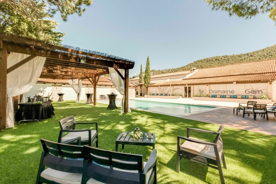 ABC Salles - Le Domaine du Gem, niché entre Aix-en-Provence et Marseille, dispose, lui aussi, d’un cadre idyllique pour des noces romantiques et ensoleillées.