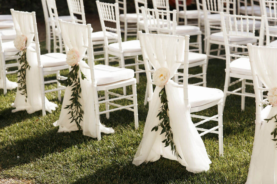 Freepik - Photo d'illustration - Apportez une touche supplémentaire à votre décoration de mariage en décorant vos chaises... ou pas.