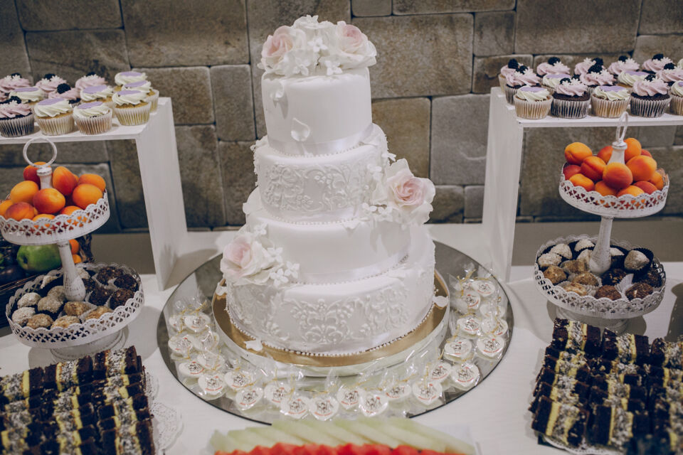 Freepik - Photo d'illustration - 3 à 6 mois avant le repas nuptial, il convient que les futurs mariés commandent leur gâteau de mariage.