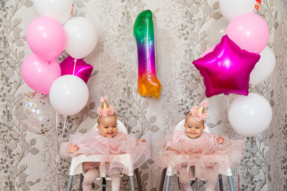 Adobe Stock - Photo d'illustration - Les jumeaux, s'ils partagent un même patrimoine génétique et leur date d'anniversaire, n'en restent pas moins deux êtres uniques qu'il convient de célébrer.