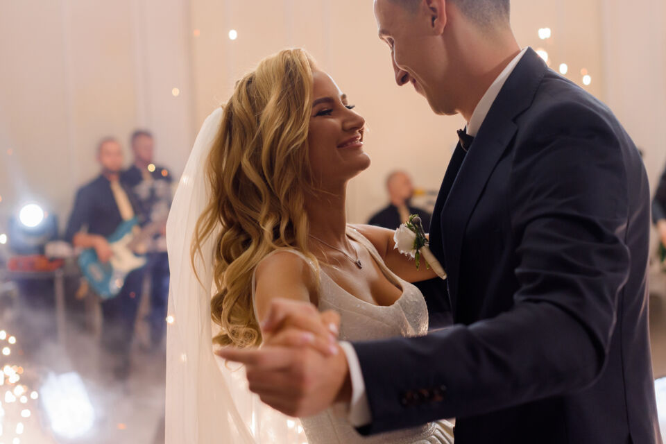 Freepik - Photo d'illustration - Les chansons avec des paroles inappropriées ou des thèmes de rupture ou de tristesse sont à éviter lors d'un mariage.