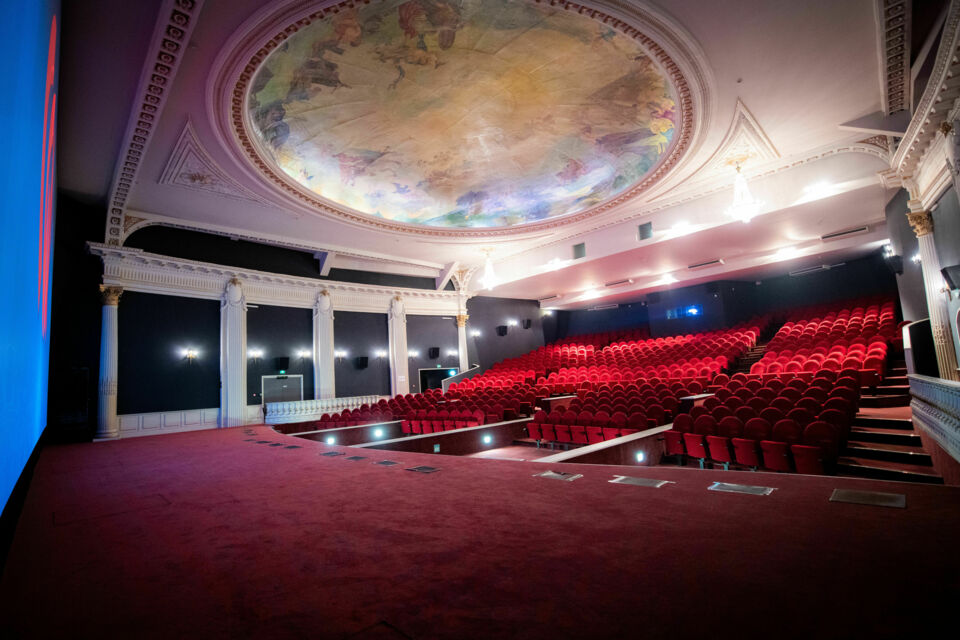 ABC Salles - Le CGR Bordeaux Le Français offre un cadre somptueux, alliant les dernières technologies au charme de l'ancien et est doté de la plus belle salle de cinéma d'Europe.