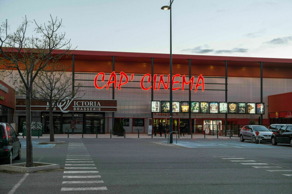 ABC Salles - Le cinéma CGR Carcassonne dispose de 9 salles numériques climatisées qui offrent un accès facile et un parking gratuit avec 238 places, ainsi qu'une zone commerciale à proximité.