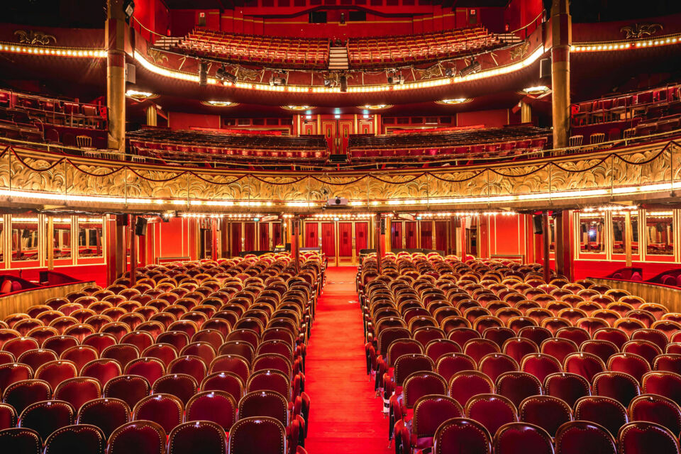 ABC Salles - Les Folies Bergère, un théâtre d'exception qui dispose de 1670 places assises et deux balcons qui offre respectivement 418 et 441 places.
