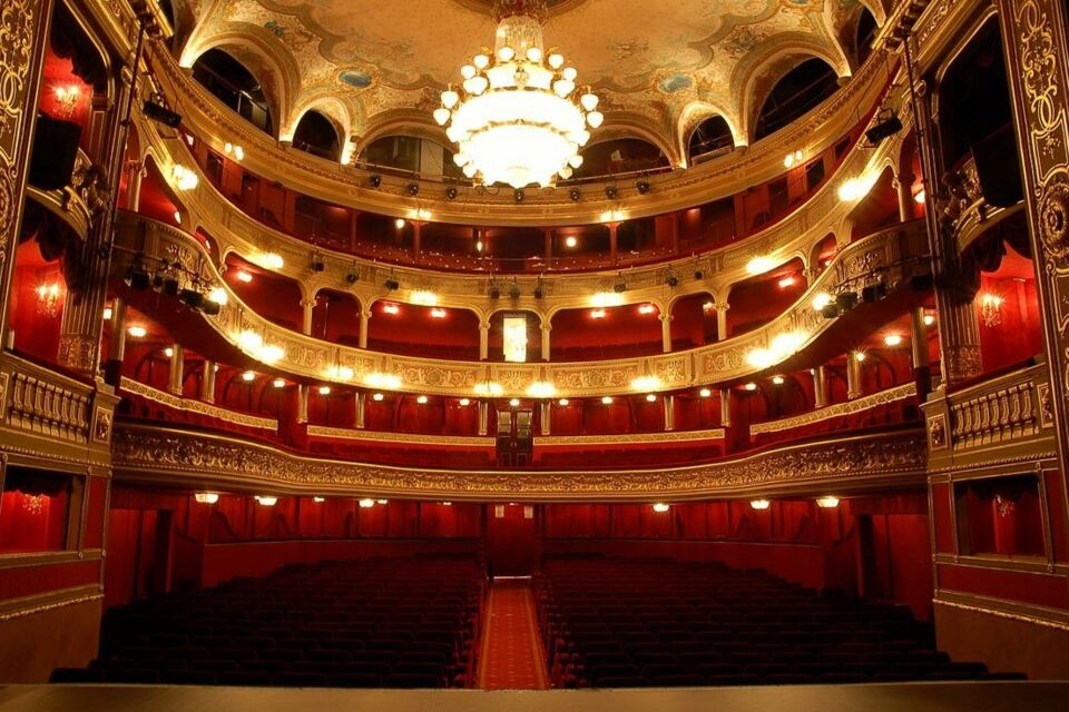 ABC Salles - Le Théâtre des Variétés offre une flexibilité incomparable. De la grande salle pouvant accueillir jusqu'à 850 personnes en cocktail, à la plus petite, conçue pour 30 personnes debout, vous pourrez opter pour toute sorte de configurations.