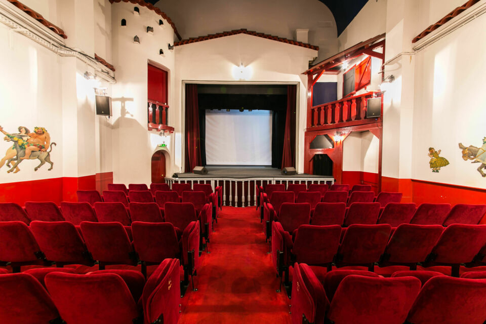 ABC Salles - Le Théâtre des 2 Anes, situé dans le 18e arrondissement de Paris, est doté de deux salles disponibles à la location et sans restriction quant au choix du traiteur.