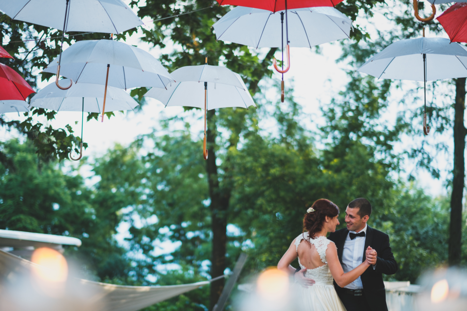 Adobe Stock - Photo d'illustration - Une jeune couple de mariés danse sous les bonnes hospices des parapluies. Un rituel que l'on retrouve dans les mariages moderne, aimé pour sa signification profonde et les couleurs joyeuses que cette tradition peut apporter à la célébration.