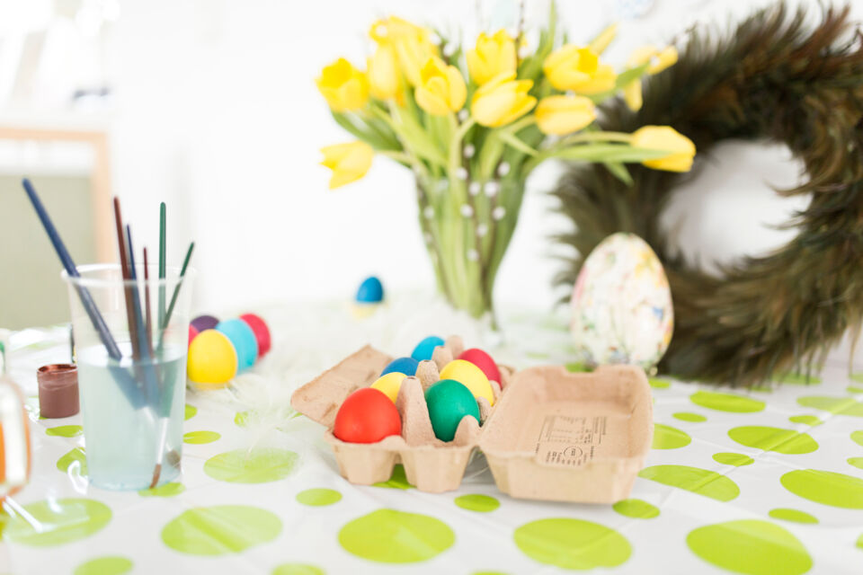 Freepik - Photo d'illustration - Les boîtes d'œufs peuvent être transformées en de magnifiques créations DIY pour embellir votre décoration de Pâques, des idées originales qui apporteront une touche unique et écologique à votre intérieur festif.