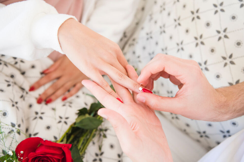 Freepik - Photo d'illustration - Demander la main de la mariée est une tradition ancestrale chargée de symbolisme, d'engagement et de promesses, marque le début d'une union sacrée et éternelle.