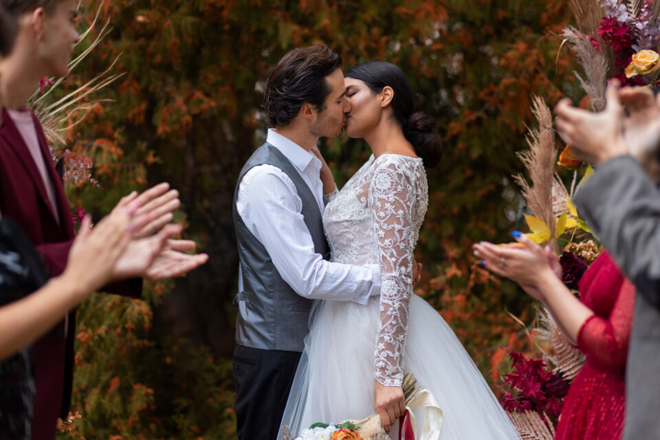 Freepik - Photo d'illustration - Un couple de mariés au Venezuela célèbre son union aux couleurs et selon les traditions matrimoniales du pays.
