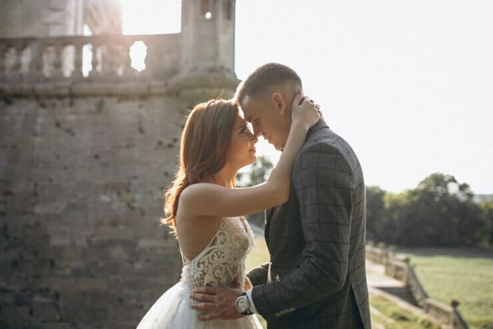 Freepik - Photo d'illustration - Jeune coupe de mariés profitant du bonheur de leur union dans un paysage splendide, selon les traditions de mariage en Croatie.