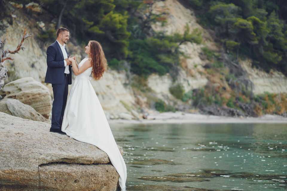 Freepik - Photo d'illustration - Un couple norvégien décide de se marier au bord du lac pour perpétuer la tradition.