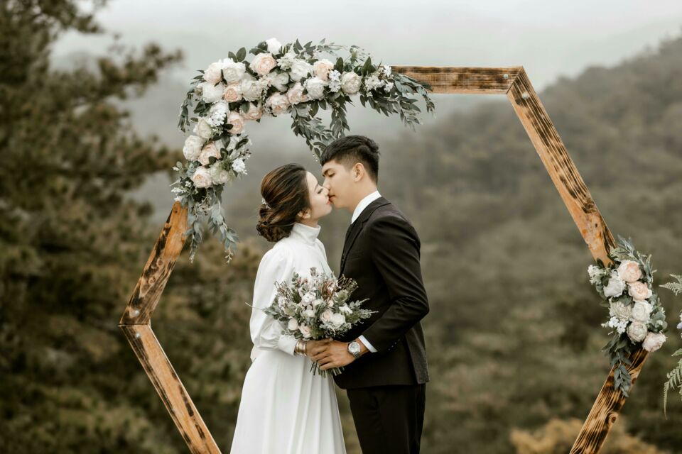 Pexels - Photo d'illustration - Entre la cérémonie laïque et le mariage à L'église le choix se divise entre les Français en fonction de leurs croyances et de leurs convictions personnelles.