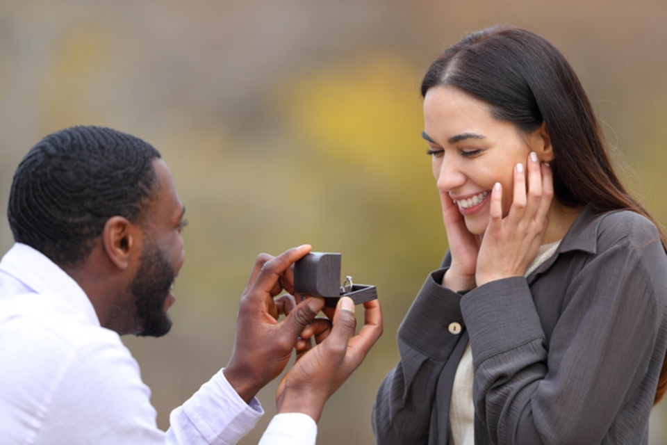Adobe Stock - Photo d'illustration - Un couple prêt à se marier se manifeste par différents signes, tels que l'engagement mutuel, une communication constructive, le partage des mêmes valeurs et tant d'autres.