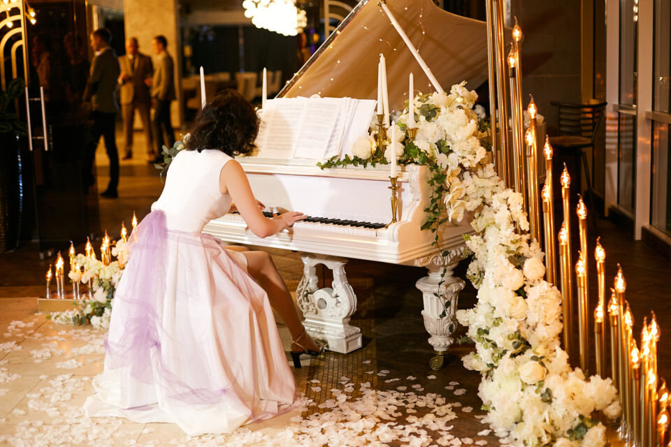 Adobe Stock - Photo d'illustration - Faire appel à un groupe de musique pour animer mariages, fêtes d’entreprise ou réceptions est une tendance incontournable, mais leur succès repose grandement sur leur emplacement sur le lieu de réception.